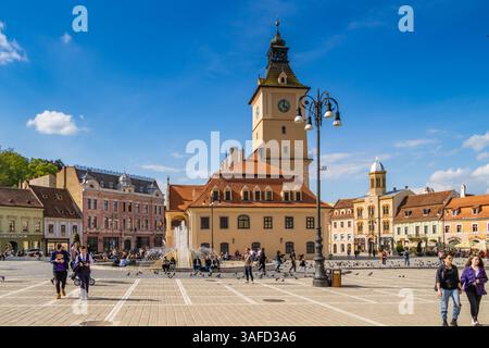 Brasov, Roumanie. Place du Conseil, avec Casa Sfatului - Maison du Conseil, ancien hôtel de ville sur la vieille partie de la ville de Brasov, Transylvanie. Banque D'Images