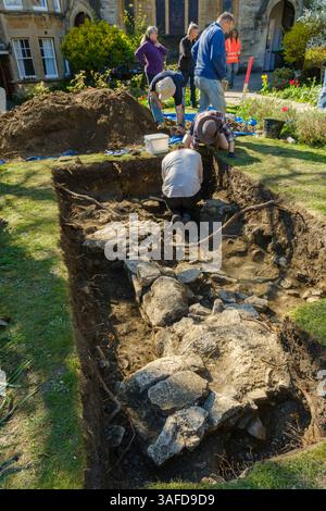 Malmesbury, Wiltshire, Angleterre - 5-6 avril 2025. Une fouille archéologique spéciale dans les terres de l'église United Reform Church à Malmesbury, Wiltshire. Banque D'Images