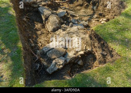 Malmesbury, Wiltshire, Angleterre - 5-6 avril 2025. Une fouille archéologique spéciale dans les terres de l'église United Reform Church à Malmesbury, Wiltshire. Banque D'Images