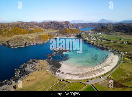 Vue aérienne de l'eau turquoise et plage de sable au village de Scourie sur la route North Coast 500 dans le nord-ouest des Highlands de l'Écosse, Royaume-Uni Banque D'Images