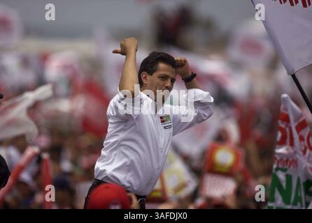 3 juin 2012 - Tijuana, MEX - (120603) -- TIJUANA, 3 juin 2012 (Xinhua) -- le candidat mexicain à la présidence du Parti révolutionnaire institutionnel (PRI) du Mexique, Enrique Pena Nieto, fait des gestes devant la foule lors d'un acte de campagne, à Tijuana, au nord-ouest du Mexique, le 3 juin 2012. (Xinhua/Gulliermo Arias) (crédit image : © Guillermo Arias/Xinhua/ZUMAPRESS.com) Banque D'Images