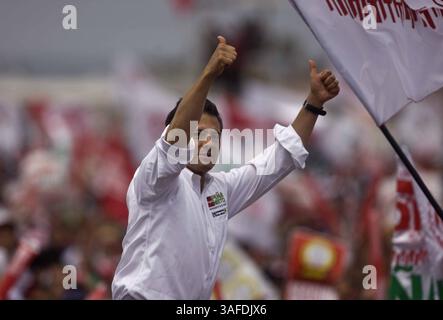3 juin 2012 - Tijuana, MEX - (120603) -- TIJUANA, 3 juin 2012 (Xinhua) -- le candidat mexicain à la présidence du Parti révolutionnaire institutionnel (PRI) du Mexique, Enrique Pena Nieto, fait des gestes devant la foule lors d'un acte de campagne, à Tijuana, au nord-ouest du Mexique, le 3 juin 2012. (Xinhua/Gulliermo Arias) (crédit image : © Guillermo Arias/Xinhua/ZUMAPRESS.com) Banque D'Images