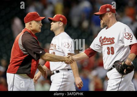 7 juillet 2012 : le manager des Houston Astros Brad Mills #2 félicite le lanceur de secours des Houston Astros Brett Myers #39 lors du match de baseball de la Ligue majeure entre les Houston Astros et les Milwaukee Brewers au minute Maid Park à Houston, au Texas. Les Astros ont battu les Brewers 6-3.(image crédit : © Tim Warner/Cal Sport Media/ZUMAPRESS.com) Banque D'Images