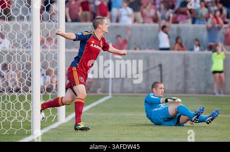 7 juillet 2012 - Sandy, Utah, États-Unis - le milieu de terrain du Real Salt Lake WILL JOHNSON, à gauche, célèbre un but du Real Salt Lake sur le gardien TROY PERKINS de Portland Timbers (1) lors de son match au stade Rio Tinto à Sandy, UT, le samedi 7 juillet 2012. Real Salt Lake a fermé Portland 3-0. (Crédit image : © Michael Mangum/ZUMAPRESS.com) Banque D'Images