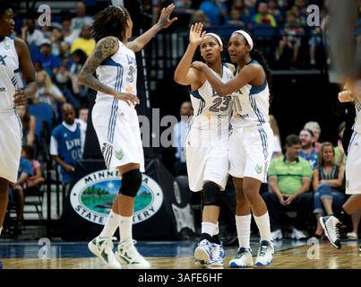 12 juillet 2012 - Minneapolis, MN, États-Unis - Maya Moore du Lynx du Minnesota est félicitée par Seimone Augustus, à gauche, et Candice Wiggins après avoir marqué lors de la première mi-temps contre le choc de Tulsa le jeudi 12 juillet 2012, au Target Center de Minneapolis, Minnesota. Le Lynx a dépassé Tulsa, 89-74. (Crédit image : © Elizabeth Flores/Minneapolis Star Tribune/MCT/ZUMAPRESS.com) Banque D'Images