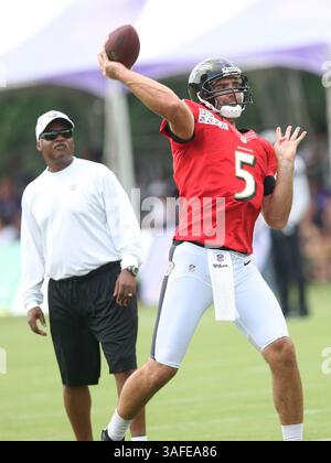 Baltimore Ravens QB Joe Flacco (5) participe au camp d'entraînement des Baltimore Ravens sous l'œil vigilant de l'entraîneur des quarterbacks Jim Caldwell au Under Armour performance Center le 3 août 2012 à Owings Mills, MD. Photo : Mike Buscher/Cal Sport Media(crédit image : © Mike Buscher/Cal Sport Media/ZUMAPRESS.com) Banque D'Images