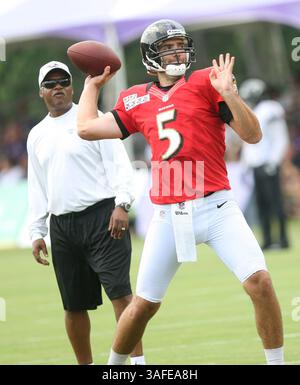 Baltimore Ravens QB Joe Flacco (5) participe au camp d'entraînement des Baltimore Ravens sous l'œil vigilant de l'entraîneur des quarterbacks Jim Caldwell au Under Armour performance Center le 3 août 2012 à Owings Mills, MD. Photo : Mike Buscher/Cal Sport Media(crédit image : © Mike Buscher/Cal Sport Media/ZUMAPRESS.com) Banque D'Images