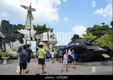 VIETNAM, Hanoi, Musée militaire, équipement militaire et débris de guerre de la guerre coloniale française 1946-1954 et de la guerre américaine au Vietnam 1955 – 1975, char de combat américain M-48 Patton et épave du Grumman F6F Hellcat un avion de chasse américain utilisé par l'armée coloniale française, abattu au combat à Dien bien Phu 1954 / VIETNAM, Hanoi, Militär Museum, Ausstellung mit Waffen zum Krieg der Amerikaner au Vietnam, US Panzer M-48, und ein Wrack des F6F Hellcat Jagdflugzeug, abgeschossen von den vietnamesischen Truppen in der Schlacht von Dien bien Phalu 1954 während Indodes Banque D'Images