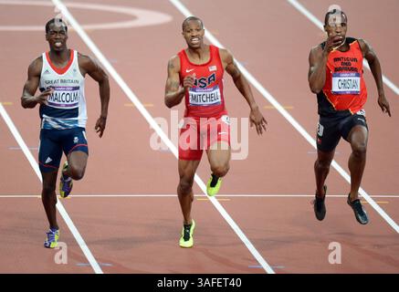 8 août 2012 - Londres, GBR - Maurice Mitchell, au centre, des États-Unis court entre Brendan Christian d'Antigua, à droite, et Christian Malcolm de Grande-Bretagne dans une demi-finale de course masculine de 200 m au stade Olympique lors des Jeux Olympiques d'été de 2012 à Londres, Angleterre, mercredi 8 août 2012. Mitchell termine la demi-finale à la cinquième place, et ne se qualifie pas pour la finale du 200m. (Crédit image : © Chuck Myers/MCT/MCT/ZUMAPRESS.com) Banque D'Images
