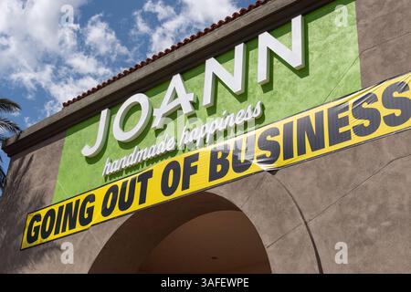 Rancho Cucamonga, CA, États-Unis - 4 avril 2025 : Joann Fabrics and Crafts exploitait 800 magasins aux États-Unis jusqu'au début de 2025. Banque D'Images