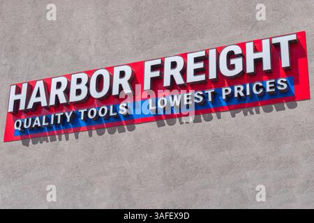 Rancho Cucamonga, CA, États-Unis - 4 avril 2025 : Harbor Freight Tools--connu sous le nom de Harbor Freight--est un détaillant américain privé d'outils et d'équipements. Banque D'Images