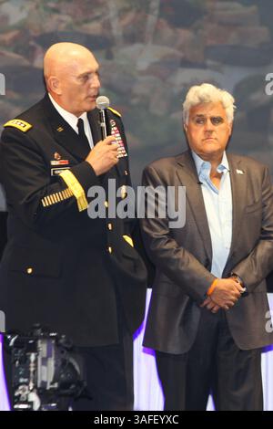 17 août 2012 - Pebble Beach, Californie, États-Unis - L'animateur de l'émission télévisée de ce soir, JAY LENO, avec l'aide du chef d'état-major de l'armée américaine, GENE RAYMOND ODIERNO, a vendu aux enchères la Fiat 500 Prima Edizone de Jay Leno d'une valeur de seulement 25 000 $ pour un énorme 385 000 $. La vente visait une collecte de fonds pour la maison Fisher. La vente a eu lieu lors de la vente aux enchères de voitures classiques Goodings dans le cadre des événements Pebble Beach concours d'Elegance. (Crédit image : © Dane Andrew/ZUMAPRESS.com) Banque D'Images