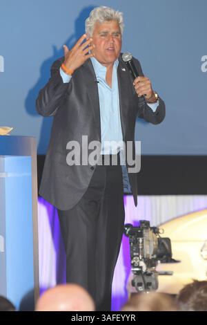 17 août 2012 - Pebble Beach, Californie, États-Unis - JAY LENO, animateur de l'émission télévisée de ce soir, a mis aux enchères sa Fiat 500 Prima Edizone d'une valeur de seulement 25 000 $ pour un énorme 385 000 $. La vente visait une collecte de fonds pour la maison Fisher. La vente a eu lieu lors de la vente aux enchères de voitures classiques Goodings dans le cadre des événements Pebble Beach concours d'Elegance. (Crédit image : © Dane Andrew/ZUMAPRESS.com) Banque D'Images