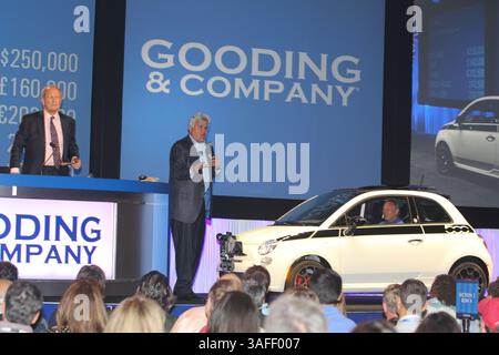 17 août 2012 - Pebble Beach, Californie, États-Unis - JAY LENO, animateur de l'émission télévisée de ce soir, a mis aux enchères sa Fiat 500 Prima Edizone d'une valeur de seulement 25 000 $ pour un énorme 385 000 $. La vente visait une collecte de fonds pour la maison Fisher. La vente a eu lieu lors de la vente aux enchères de voitures classiques Goodings dans le cadre des événements Pebble Beach concours d'Elegance. (Crédit image : © Dane Andrew/ZUMAPRESS.com) Banque D'Images