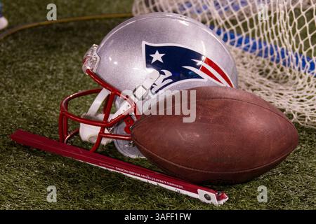 29 août 2012 : le casque New England Patriots est équipé d'un élément de soutien de football et de coup de pied lors du match de pré-saison entre les New England Patriots et les New York Giants au MetLife Stadium à East Rutherford, New Jersey. Les Giants de New York ont battu les Patriots de la Nouvelle-Angleterre, 6-3.(image crédit : © Chris Szagola/Cal Sport Media/ZUMAPRESS.com) Banque D'Images