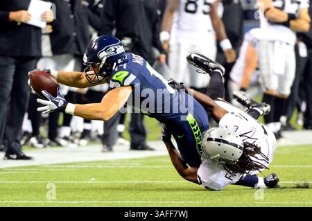 30 août 2012..le récepteur large des Seahawks de Seattle Charly Martin s'étire pour une première descente en action contre les Raiders d'Oakland au CenturyLink Field à Seattle, WA..les Seahawks battent les Raiders 21 - 3.George Holland / Cal Sport Media. (Crédit image : © George Holland/Cal Sport Media/ZUMAPRESS.com) Banque D'Images