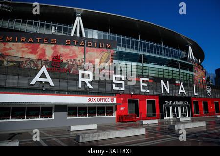 Londres, Royaume-Uni. 7 avril 2025. Une vue générale de l'extérieur du stade Emirates avec Arsenal Crest sur le MD-1 avant le match de quart de finale de l'UEFA Champions League première manche Arsenal contre Real Madrid. Photo Sebastian Frej crédit : SFSI /Alamy Live News Banque D'Images