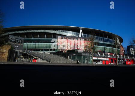 Londres, Royaume-Uni. 7 avril 2025. Une vue générale de l'extérieur du stade Emirates avec Arsenal Crest sur le MD-1 avant le match de quart de finale de l'UEFA Champions League première manche Arsenal contre Real Madrid. Photo Sebastian Frej crédit : SFSI /Alamy Live News Banque D'Images