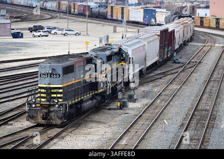 Bedford Park, Illinois, États-Unis. Une paire de locomotives Belt Railway de Chicago échangeant des wagons dans la gare de compensation du chemin de fer. Banque D'Images