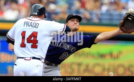 Septembre 3, 2012 - Atlanta, GA, USA - Jordan Pacheco, premier joueur de base des Rockies du Colorado, à droite, manque un lancer à la première place alors que Martin Prado d'Atlanta Braves est en sécurité sur la base d'une erreur dans la première manche à Turner Field à Atlanta, Géorgie, lundi 3 septembre 2012. (Crédit image : © Jason Getz/MCT/ZUMAPRESS.com) Banque D'Images