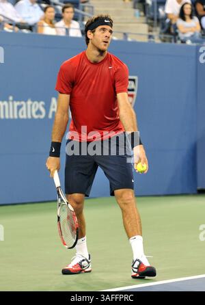 4 septembre 2012 - New York, New York, U. S - U.S.OPEN- JUAN MARTIN DEL PUS OPENO, d'Argentine, se prépare à servir à Andy Roddick, des États-Unis, lors de la première manche d'un match de quart de finale masculin à l'US Open à New York mardi soir le 4 septembre 2012. Le premier set a été attaché à 6-6 en entrant dans un set de bris d'égalité quand il a été suspendu pour de fortes pluies dans la région. (Crédit image : © Kevin Coughlin/ZUMAPRESS.com) Banque D'Images