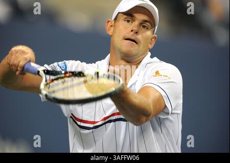 4 septembre 2012 - New York, New York, U. S - U.S.OPEN- ANDY RODDICK, des États-Unis, se prépare à servir à Juan Martin del Potro, d'Argentine, lors de la première manche d'un match masculin en quart de finale à l'US Open à New York mardi soir le 4 septembre 2012. Le premier set a été attaché à 6-6 en entrant dans un set de bris d'égalité quand il a été suspendu pour de fortes pluies dans la région. Le match devrait reprendre le mercredi 5 septembre 2012. (Crédit image : © Kevin Coughlin/ZUMAPRESS.com) Banque D'Images