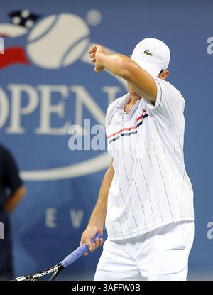 4 septembre 2012 - New York, New York, U. S - U.S.OPEN- ANDY RODDICK, des États-Unis, semble exaspéré alors qu'il se prépare à servir à Juan Martin del Potro, d'Argentine, lors de la première manche d'un match de quarts de finale masculin à l'US Open à New York mardi soir le 4 septembre 2012. Le premier set a été attaché à 6-6 en entrant dans un set de bris d'égalité quand il a été suspendu pour de fortes pluies dans la région. Le match devrait reprendre le mercredi 5 septembre 2012. (Crédit image : © Kevin Coughlin/ZUMAPRESS.com) Banque D'Images