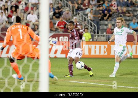 5 septembre 2012 - commerce City, Colorado, États-Unis - le milieu de terrain des Colorado Rapids, JAIME Castellon (23 ans), le défenseur de Portland Timbers, STEVEN SMITH (14 ans) et le gardien TROY PERKINS (1 an), en action lors du match de soccer de la MLS entre les Colorado Rapids et Portland Timbers au Dick's Sporting Goods Park à commerce City, Colorado, juste à l'extérieur de Denver. (Crédit image : © Carl Auer/ZUMAPRESS.com) Banque D'Images