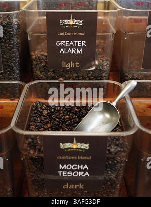 16 août 2012 - San Jose, CA, USA - grains de café Greater Alarm et Mocha Tesora au Philz Coffee à San Jose, Californie, le 16 août 2012. Philz fait partie de la troisième vague dans l'industrie du café, qui se concentre sur les boissons artisanales. (Crédit image : © Lipo Ching/MCT/ZUMAPRESS.com) Banque D'Images