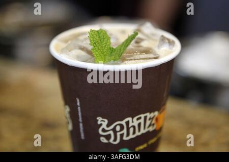 16 août 2012 - San Jose, CA, USA - Un café glacé Mojito à la menthe au Philz Coffee à San Jose, Californie, le 16 août 2012. Philz fait partie de la troisième vague dans l'industrie du café, qui se concentre sur les boissons artisanales. (Crédit image : © Lipo Ching/MCT/ZUMAPRESS.com) Banque D'Images