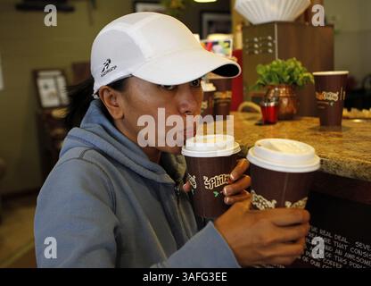 16 août 2012 - San Jose, CA, USA - Aurelia Bailey refroidit son café Jacob's Wonderbar Brew au Philz Coffee à San Jose, Californie, le 16 août 2012. Philz fait partie de la troisième vague dans l'industrie du café, qui se concentre sur les boissons artisanales. (Crédit image : © Lipo Ching/MCT/ZUMAPRESS.com) Banque D'Images