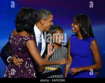 6 septembre 2012 - Charlotte, Caroline du Nord, États-Unis - le président américain BARACK OBAMA est rejoint sur scène par sa femme, MICHELLE OBAMA, et ses filles SASHA OBAMA (au centre) et MALIA OBAMA à la Convention nationale démocrate de 2012 dans la Times Warner Cable Arena. (Crédit image : © Harry E. Walker/TNS/ZUMAPRESS.com) Banque D'Images