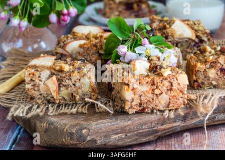 Flocons d'avoine maison, carottes, pommes et noix flapjack pour un petit déjeuner sain Banque D'Images