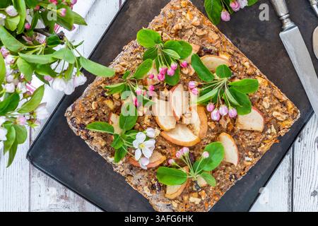 Flocons d'avoine maison, carottes, pommes et noix flapjack pour un petit déjeuner sain Banque D'Images