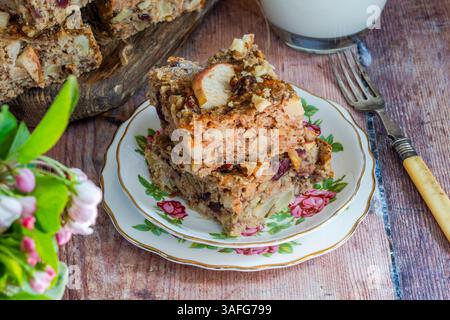 Flocons d'avoine maison, carottes, pommes et noix flapjack pour un petit déjeuner sain Banque D'Images