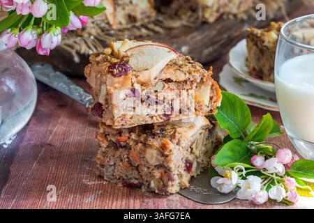 Flocons d'avoine maison, carottes, pommes et noix flapjack pour un petit déjeuner sain Banque D'Images