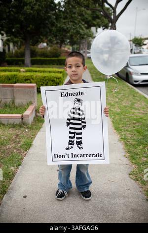 01 mai 2012 - Los Angeles, Californie, États-Unis - RAYMOND NAVARRO, 6 ans, a rejoint son père pour manifester le jour de mai Occupy LA à Los Angeles. (Crédit image : © Roberto Guerra/ZUMAPRESS.com) Banque D'Images