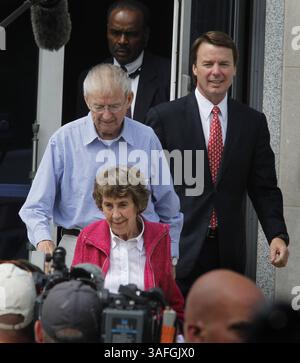 4 mai 2012 - Greensboro, Caroline du Nord, États-Unis - L'ancien sénateur John Edwards, à droite, quitte le palais de justice fédéral de Greensboro, Caroline du Nord, vendredi 4 mai 2012 avec sa mère, Bobbie Edwards, avant, et son père, Wallace Edwards comme ajournement de la cour pour la semaine. Edwards est accusé de violations du financement de la campagne en lien avec près d'un million de dollars de contributions de deux partisans qui ont été utilisés pour cacher sa liaison avec Rielle Hunter. (Crédit image : © Chuck Liddy/Raleigh News & observer/MCT/ZUMAPRESS.com) Banque D'Images