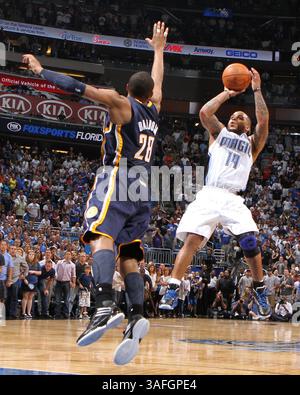 5 mai 2012 - Orlando, Floride, États-Unis - Orlando Magic Guard Jamer NELSON (14 ans) tire sur l'Indiana Pacers Guard LEANDRO BARBOSA (28 ans), mais manque la victoire à la fin de la réglementation dans le match 4 des éliminatoires de la NBA Eastern Conference au Amway Center à Orlando, Floride, samedi. Les Pacers ont battu le Magic en prolongation, 101-99. (Crédit image : © Gary W. Green/Orlando Sentinel/MCT/ZUMAPRESS.com) Banque D'Images