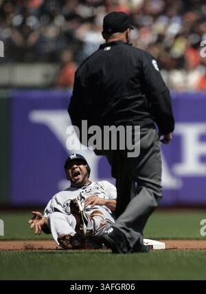 5 mai 2012 - San Francisco, CA, USA - Alex Gonzalez (11 ans) des Milwaukee Brewers pleure de douleur après avoir heurté Joaquin Arias (13 ans) des San Francisco Giants à la deuxième base de la troisième manche à AT&T Park à San Francisco, Californie, le samedi 5 mai 2012. Les Giants ont battu les Brewers, 5-2. (Crédit image : © Lipo Ching/San Jose Mercury News/MCT/ZUMAPRESS.com) Banque D'Images