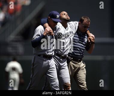 5 mai 2012 - San Francisco, Californie, États-Unis - au centre, ALEX GONZALEZ (11 ans) des Milwaukee Brewers est aidé à quitter le terrain après avoir heurté JOAQUIN ARIAS (13 ans) des San Francisco Giants à la deuxième base de la troisième manche à AT&T Park à San Francisco, Californie, samedi. Les Giants ont battu les Brewers, 5-2. (Crédit image : © Lipo Ching/San Jose Mercury News/MCT/ZUMAPRESS.com) Banque D'Images