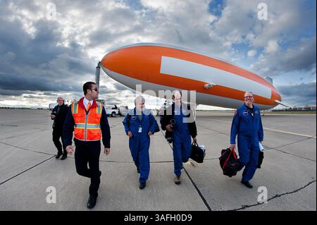 3 mai 2012 - Sacramento, Californie, États-Unis - David Finney, superviseur des opérations passagers, à gauche, escorte Derek Sears, chercheur scientifique de la NASA, Peter Jenniskens, de la NASA/ SETI Institute, et Mike Koop, bénévole de l'Institut SETI, au McLellan Park à North Highlands, le 3 mai 2012. Les scientifiques ont passé la majeure partie de la journée dans un dirigeable à la recherche de preuves du météore récent qui est tombé sur certaines parties du comté d'El Dorado. (Crédit image : © Randall Benton/Sacramento Bee/MCT/ZUMAPRESS.com) Banque D'Images