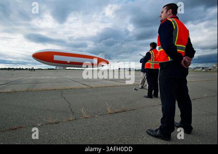 3 mai 2012 - Sacramento, Californie, États-Unis - David Finney, superviseur des opérations passagers, à droite, supervise l'atterrissage d'un dirigeable Zeppelin NT à McLellan Park dans North Highlands, le 3 mai 2012. Les scientifiques ont passé la majeure partie de la journée dans un dirigeable à la recherche de preuves du météore récent qui est tombé sur certaines parties du comté d'El Dorado. (Crédit image : © Randall Benton/Sacramento Bee/MCT/ZUMAPRESS.com) Banque D'Images