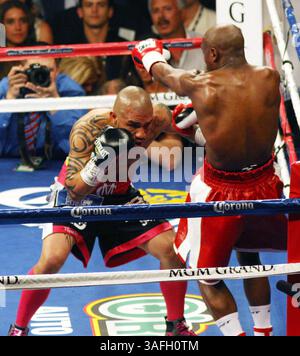 FLOYD MAYWEATHER JR., à droite, combat MIGUEL COTTO dans leur combat WBA & WBC Super Welterweight le samedi 5 mai 2012 à Las Vegas, NV. Mayweather a gagné sur une décision. (Crédit image : © Barry Sweet/ZUMAPRESS.com) Banque D'Images