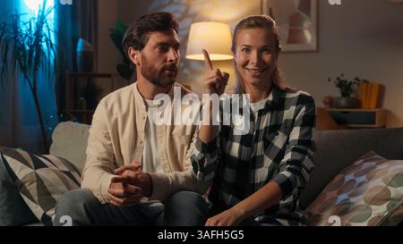 Homme de femme réfléchi pensant marié couple propriétaires à la maison soir soir caucasien mari de famille femme penser réfléchir choisir heureux mec trouver Banque D'Images