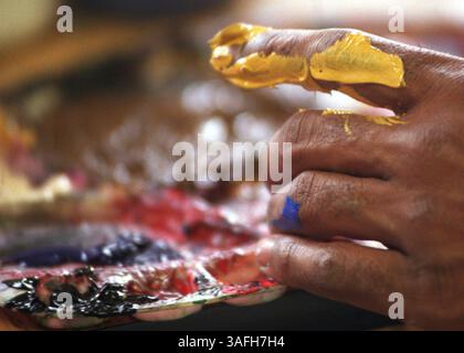 Le professeur d'art Gary Coletrane met la main dans la peinture alors que les jeunes prennent part à la peinture de deux des ''Party Animals'' au Boys and Girls Club of Greater Washington, mercredi matin, le 3 avril 2002. Les sculptures seront éventuellement exposées au Reagan Building. (Crédit image : The Washington Times/ZUMAPRESS.com) Banque D'Images