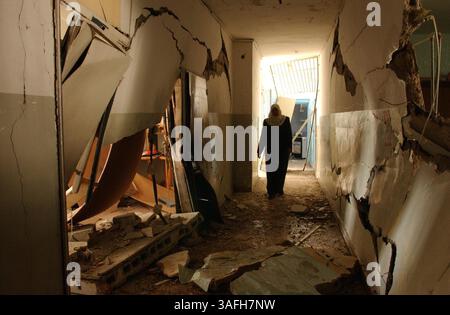 Une palestinienne traverse les ruines d'un cabinet de dentiste détruit par les Forces de défense israéliennes dans le centre-ville de Ramallah le 11 avril 2002. (Crédit image : The Washington Times/ZUMAPRESS.com) Banque D'Images