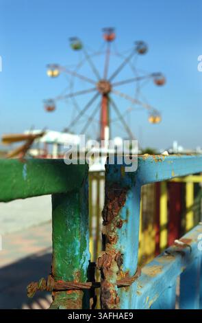Luna Park, un centre de loisirs sur la mer méditérrenienne populaire auprès des Palestiniens, a été fermé depuis le début de l'Intifada ; le parc se trouve en face d'une colonie israélienne. 4 mai 2002. (Crédit image : The Washington Times/ZUMAPRESS.com) Banque D'Images
