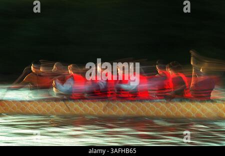 Une équipe de bateaux-dragons court le long du Potomac en préparation du Dragon Boat Festival de ce week-end, à Washington DC, mardi soir, 21 mai 2002. (Crédit image : The Washington Times/ZUMAPRESS.com) Banque D'Images