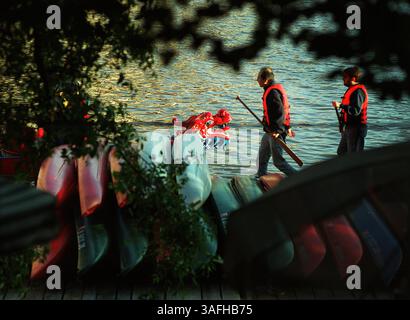 Steve Liu, au milieu, et Will Guthrie, à droite, de la Dragon Boat Team ''Shinning Emperor Dragons'' marche vers le Dragon Boat ils courront sur le Potomac mardi soir en préparation pour le Dragon Boat Festival de ce week-end, à Washington DC, le 21 mai 2002. (Crédit image : The Washington Times/ZUMAPRESS.com) Banque D'Images